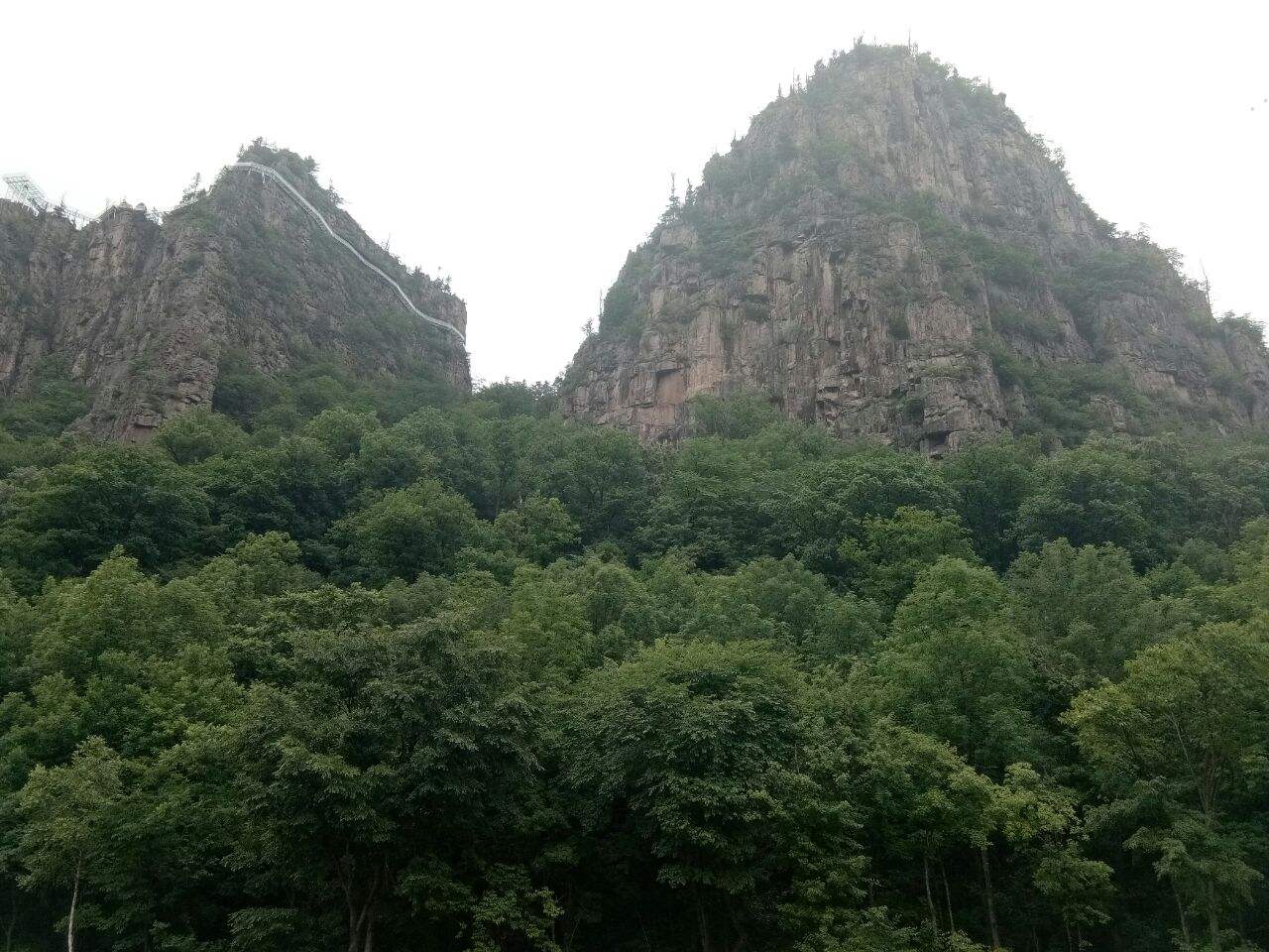 景区内山高林密，奇石秀丽，水流潺潺，山、水、林、石融为一体，构成一幅幅“奇、秀、幽、险、神”的隽美画卷!