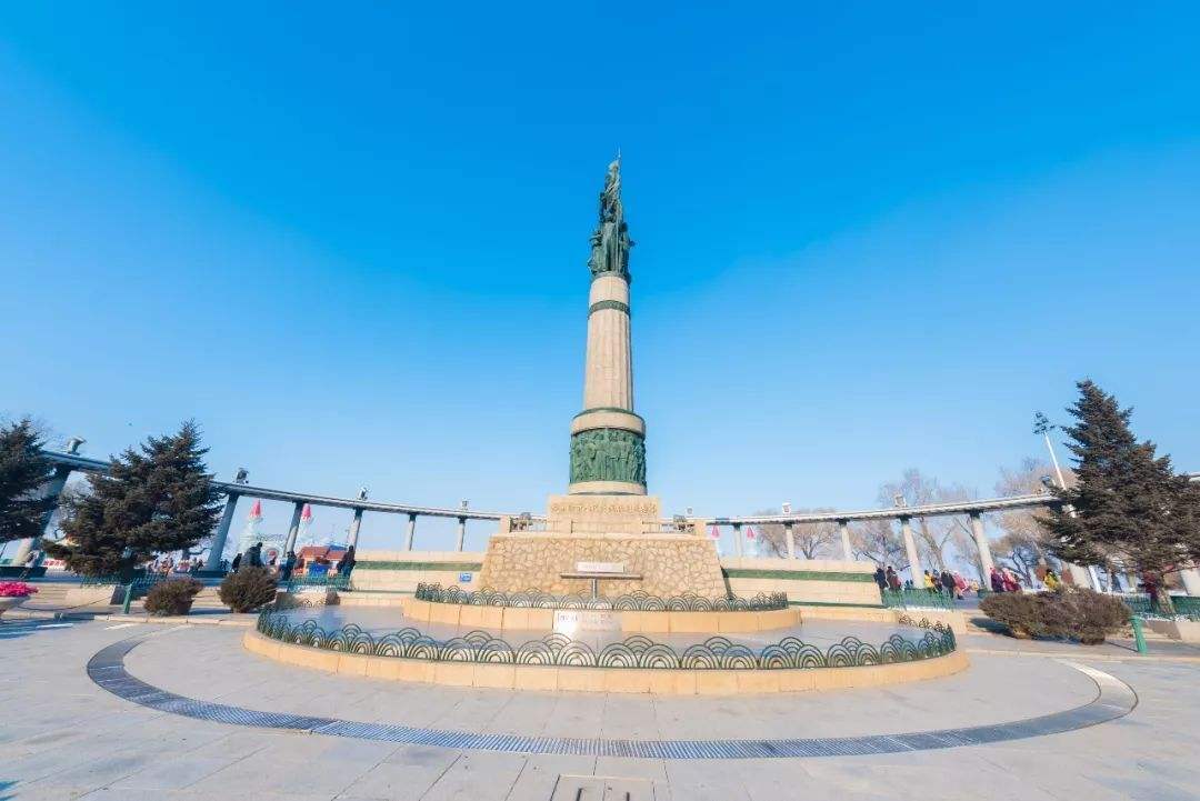 哈尔滨防洪胜利纪念塔，座落在风景如画的松花江南岸，是这座英雄城市的象征。